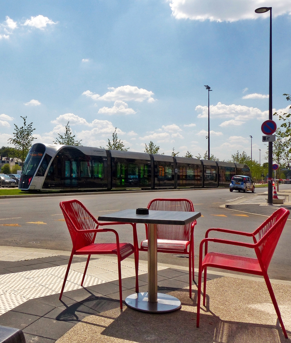 . Summerfeeling in Luxembourg-Ville - Was gibt es Sch�neres als gem�tlich auf einer Terrasse zu sitzen und die vorbeifahrenden Stra�enbahnen zu fotografieren und sei es auch im Gegenlicht. ;-) Ein Luxtram Stra�enbahnwagen f�hrt am 27.07.2018 auf dem neuen Teilst�ck zwischen den Haltestellen Theater und Fa�encerie durch die All�e Scheffer in Luxembourg-Ville. (Jeanny)