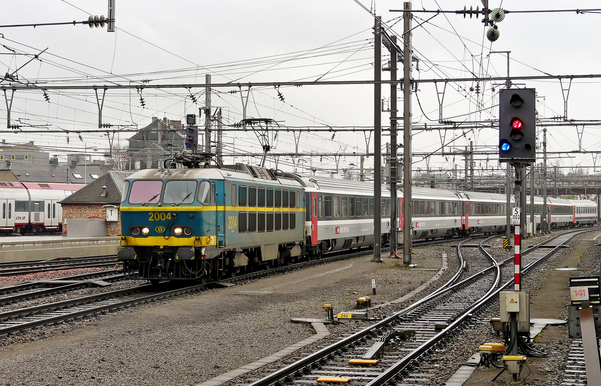 . Traurige Erinnerungen - Gestern war der letzte Tag f�r die beiden einstigen Prestige Z�ge EC Vauban und EC Iris. Was bleibt sind die Erinnerungen an bessere Zeiten. Am 05.04.2008 erreicht die SNCB HLE 2004 mit dem EC 97  Iris  Bruxelles Midi - Z�rich HB am Haken den Bahnhof von Luxembourg. (Jeanny)