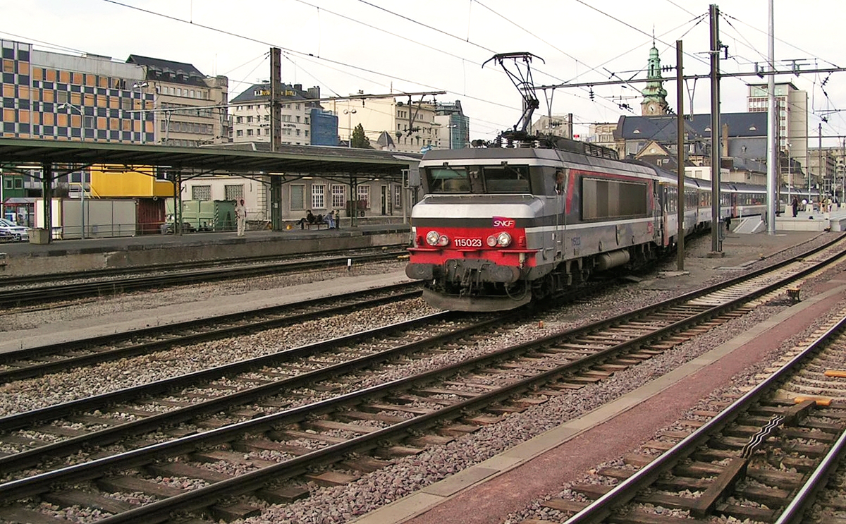 . Traurige Erinnerungen - Gestern war der letzte Tag f�r die beiden einstigen Prestige Z�ge EC Vauban und EC Iris. Was bleibt sind die Erinnerungen an bessere Zeiten. Am 23.09.2007 zog die SNCF BB 15023 den EC 97  Iris  Bruxelles Midi - Z�rich HB aus dem Bahnhof von Luxembourg. (Hans)