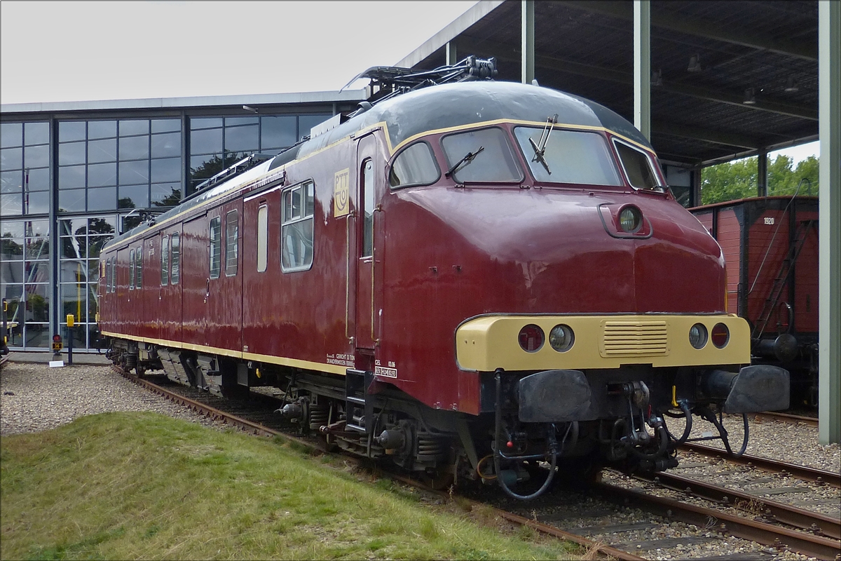 . Triebzug MAT'64 der Niederl�ndischen Post,
Baujahr: 1965 - 1966
Au�er Dienststellung:  von 1995 - 2008
St�ckzahl: 35
Achsfolge: Bo'Bo'
Gewicht: 52 t;
Spurweite: 1435 mm;
L�nge: 26400 mm;
Breite: 2760 mm;
Drehgestellen Abstand: 18350 mm;
Radstand: 3000 mm;
V.max 140 Km/h;
Dienstgeschwindigkeit: 125 Km/h;
Ladekapazit�t 15000 Kg Post;
Schraubenkupplung damit auch Postg�terwagen angeh�ngt werden konnten.
Aufgenommen im Nederlands Spoorwegmuseum in Utrecht.  01.10.2016
