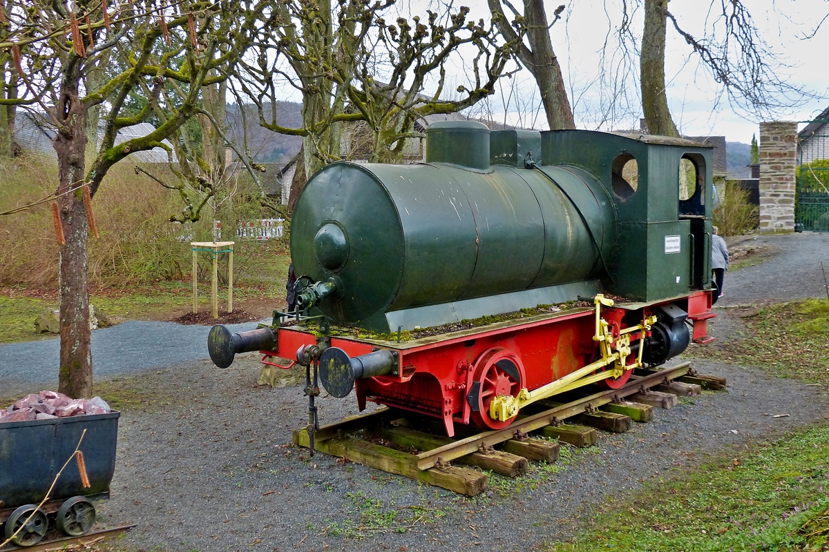 . Und ob sie Beachtung bei den Luxemburgern fand, ein solches Schmuckst�ck lasse ich mir doch nicht entgehen: Eine Jung Dampfspeicherlokomotive (feuerlose Lokomotive) als Denkmallok beim Museum Villa Gr�n in Dillenburg. 23.03.2014 (Hans)
