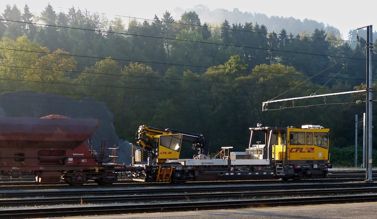 . Ung�stig abgestellt - Am nebeligen Morgen des 27.09.2014 stand der CFL Robel N� 714 im Bahnhof von Ettelbr�ck und wartete auf seinen Einsatz. (Hans)