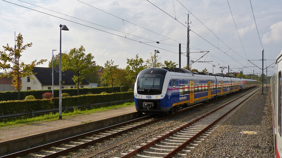 . Unterwegs mit dem IC 2430 nach Emden Hbf - In den IC Steuerwagen kann man die Fenster noch �ffnen und so gelang mir die Aufnahme der beiden gekuppelten NWB (NordWestBahn) 440er kurz vor der Einfahrt in den Bahnhof von Oldenburg (Oldb). (Hans)