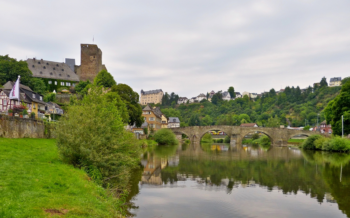 . Von meinem Standpunkt an der Lahn in Runkel hatte man zwar eine wundersch�ne Aussicht auf die Stadt, aber die HLB (Hessische Landesbahn) LINT 41 Doppeleinheit kann man leider nur erahnen. 26.05.2014 (Jeanny) 