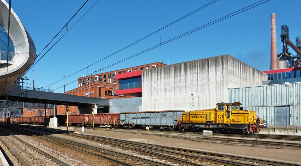 . Vor der Kulisse des neuen Viertels der Stadt Esch-sur-Alzette, Belval Universit�, rangiert die CFL Cargo (ex Arbed) 301 einige G�terwagen. 02.10.2015 (Hans)
