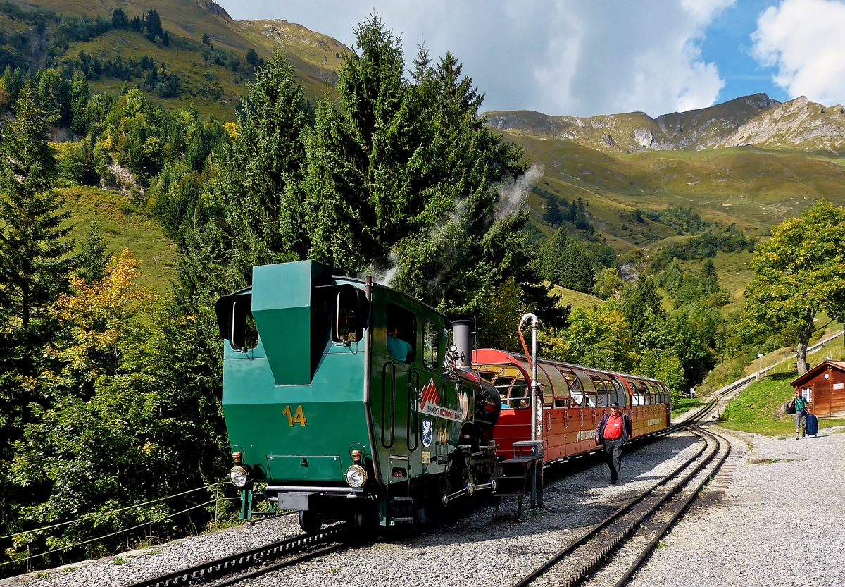 . W�hrend die Fotografen sich an der Station Planalp austoben, um den BRB Zug abzulichten und dabei die Abfahrzeit komplett vergessen, bet�tigt der arme Heinz sich als Kofferschlepper, um zu verhindern, dass der Zug ohne die Fotografen und ihr Gep�ck abf�hrt. 27.09.2013 (Jeanny)