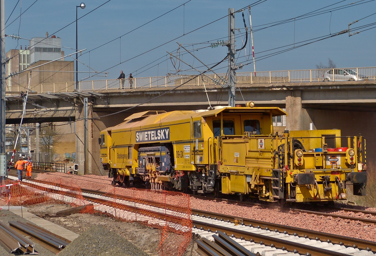 . W�hrend der Gleisbauarbeiten am 09.04.2015 ist von der Neuen schon im Bau befindlichen Br�cke noch nichts zu erkennen, heute kann das Bild so nicht mehr wiederholt werden weil diese Br�cke abgerissen ist.