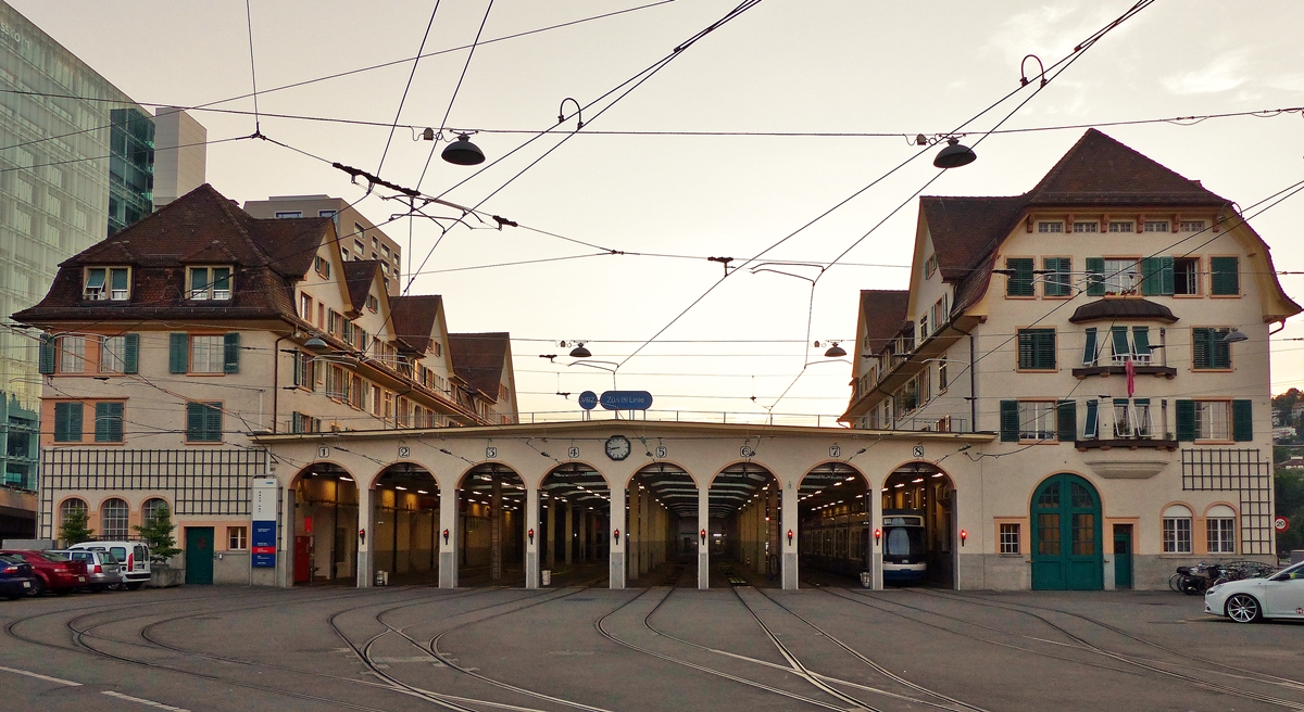 . W�hrend die Sonne am 05.06.2015 untergeht, habe ich noch schnell ein Foto vom Tramdepot Hard am Escher Wyss Platz in Z�rich gemacht. Bei diesem Depot handelt es sich um ein sogenanntes  Schlafdepot . (Jeanny)