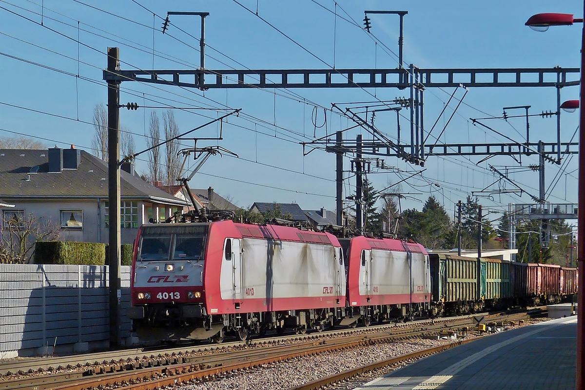 . Wenn die CFL 4000er im G�terverkehr t�tig sind, sieht man ihnen die schwere Arbeit auch schon mal an. 4013 und 4018 im Doppelpack ziehen am 24.02.2014 einen langen Schrottzug durch den Bahnhof von Noertzange. (Hans)