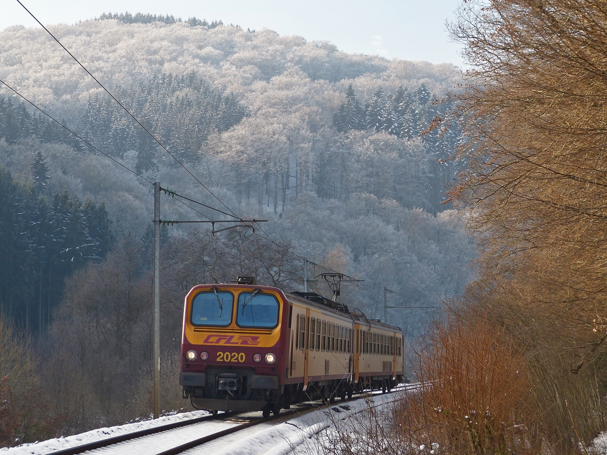 . Winterliches Tal der Wiltz - W�hrend der Wald im Hintergrund nochmal seine winterliche Pracht zeigt, f�hrt der Z 2020 als RE 1836 Wiltz - Kautenbach in der N�he von Merkholtz an mir vorbei. 22.01.2016 (Hans) 