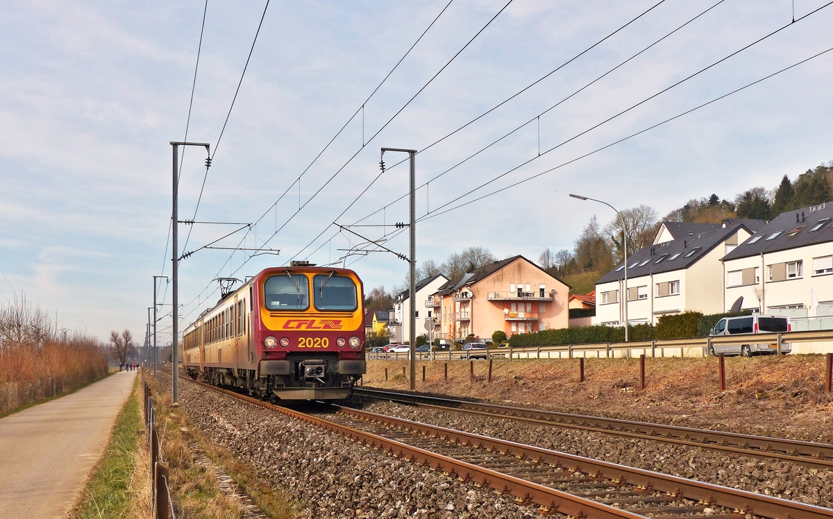 . Z 2020 f�hrt als RB 3638 Diekirch - Luxembourg durch das sonnige Tal der Alzette in Rollingen/Mersch an der Fotografin vorbei. 08.03.2015 (Jeanny)