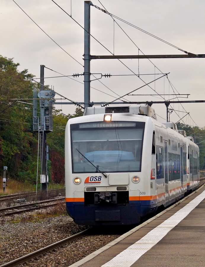 . Zwei gekuppelte OSB (Ortenau S-Bahn) Stadler Regio Shuttle der SWEG (S�dwestdeutsche Verkehrs AG) durchfahren am 19.10.2011 den Haltepunkt Krimmeri-Meinau im Stadtteil Strasbourg Neudorf. 

Beide Fahrzeuge haben eine SCNF Zulassung und bedienen die Verbindung Strasbourg- Kehl-Offenburg.(Jeanny)