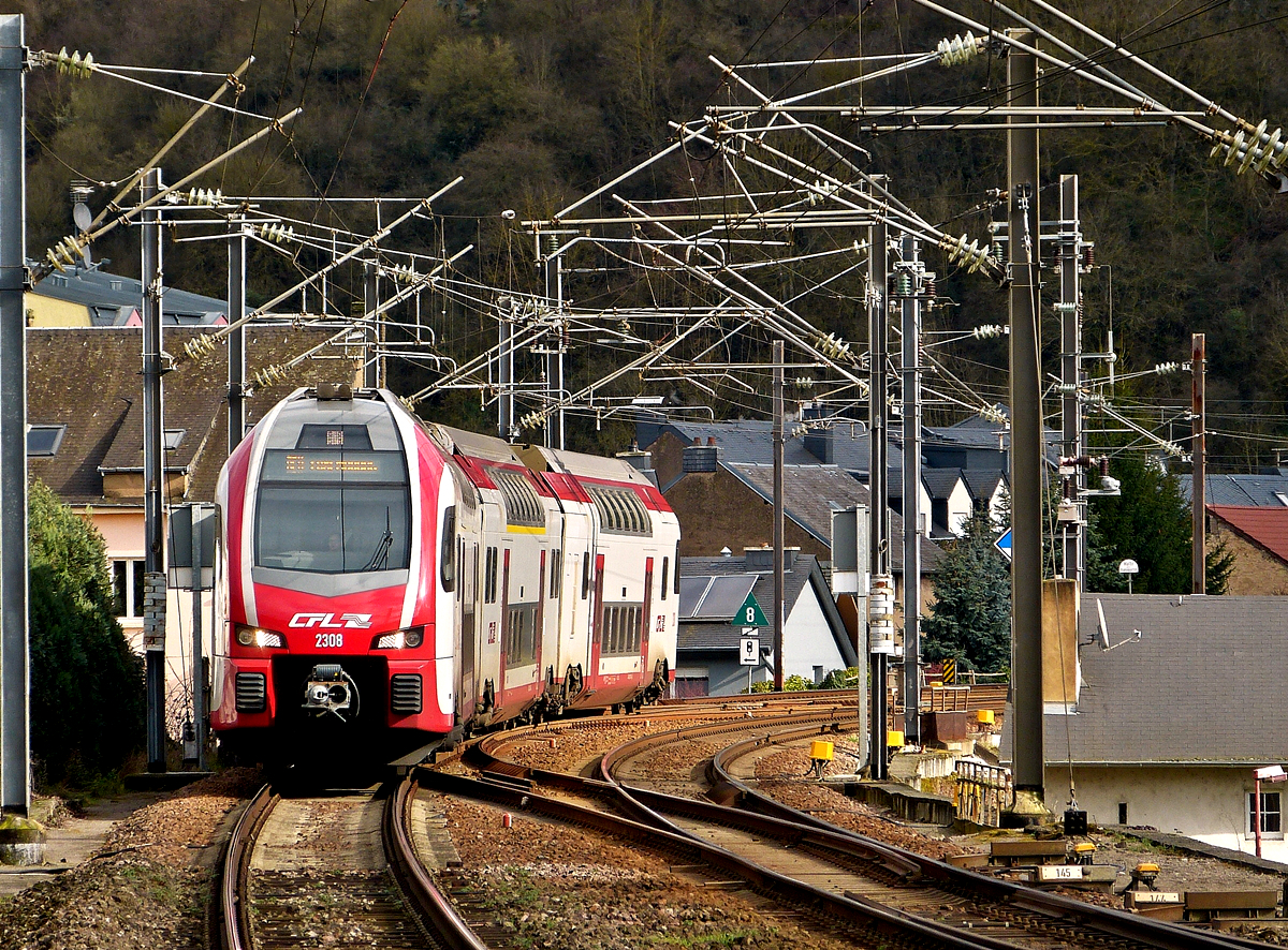 . Zwischen vielen Masten und unter einer Menge Auslegern erreicht der CFL KISS Z 2308 aus Richtung Trier kommend das Moselst�dchen Wasserbillig und wird bald in den dortigen Bahnhof bedienen. 12.02.2016 (Hans)