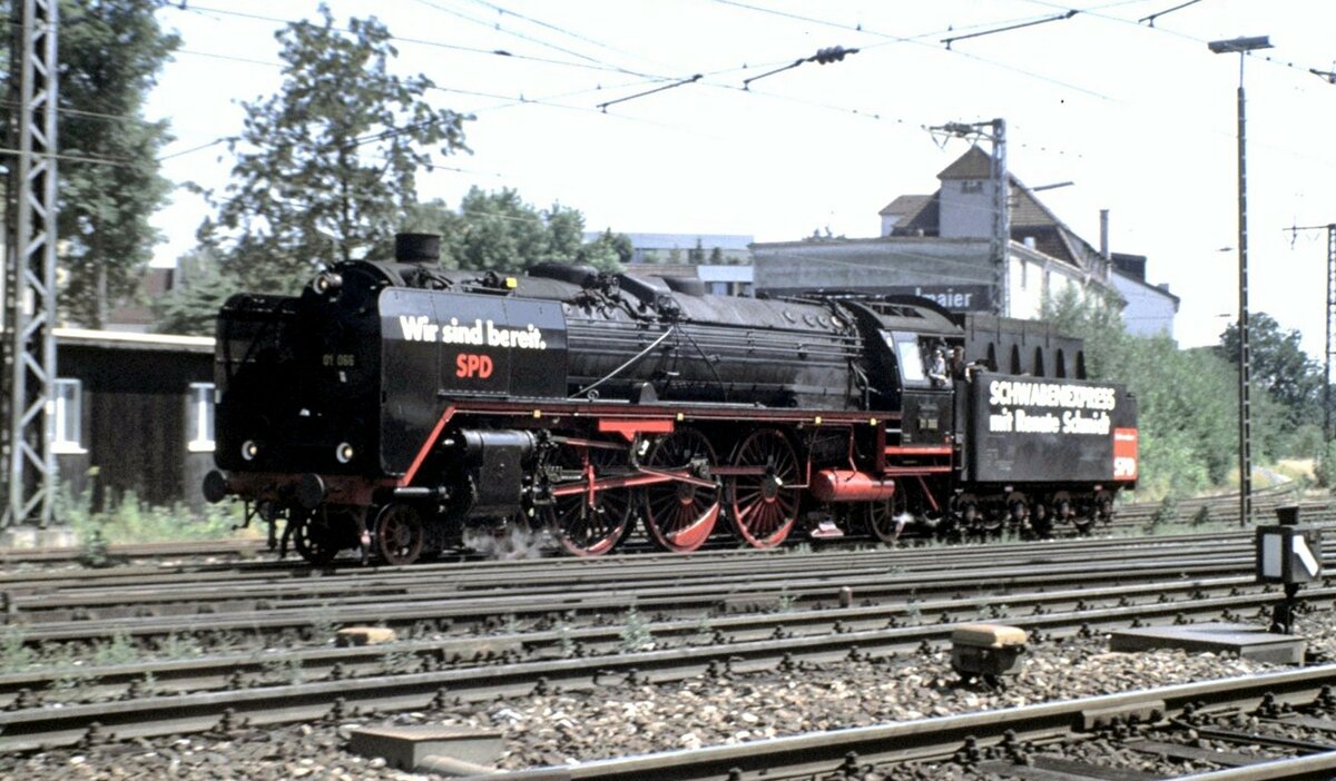 01 066 mit Wahlwerbung in Neu-Ulm im Juli 1998.