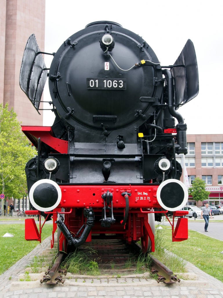 01 1063 Frontansicht in Braunschweig beim Hauptbahnhof am 16.06.2014.