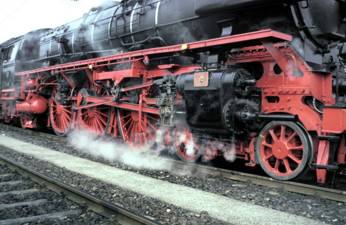 01 1100 beim Jubiläum 150 Jahre Deutsche Eisenbahn in Nürnberg am 14.09.1985. Detailaufnahme: Fahrwerk bei der Abfahrt.
