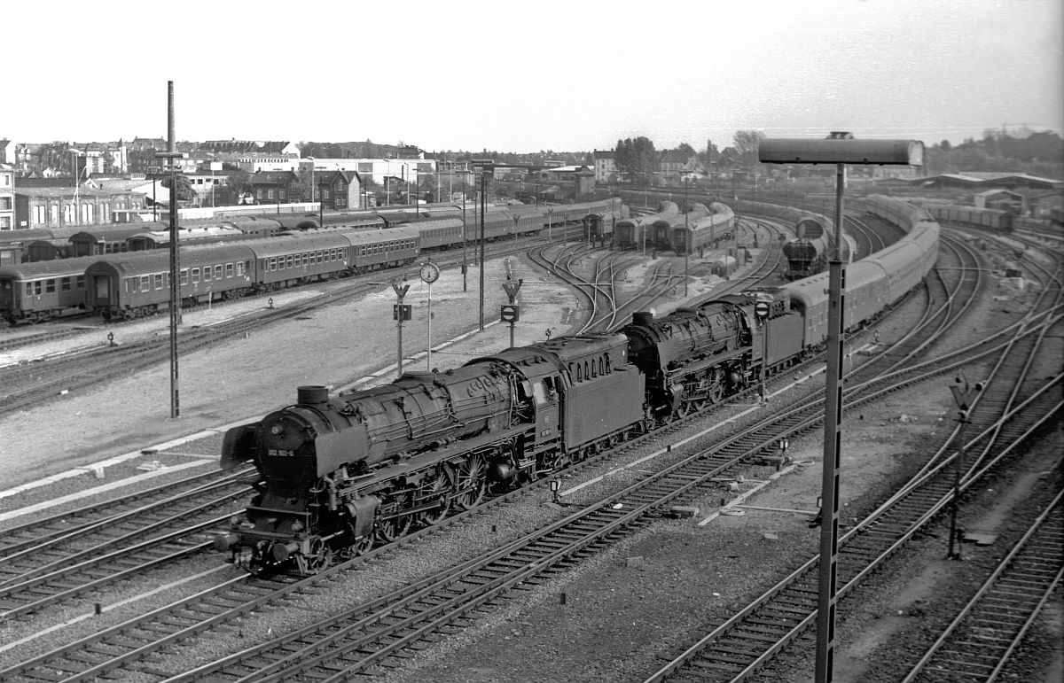 01 1102 + 01 1061 vor E 588 (Hamburg Altona-Kiel Hbf) bei der Einfahrt in den Kieler Hbf 15.5.1972. Die 01.10 Doppelbespannung gab es nur montags