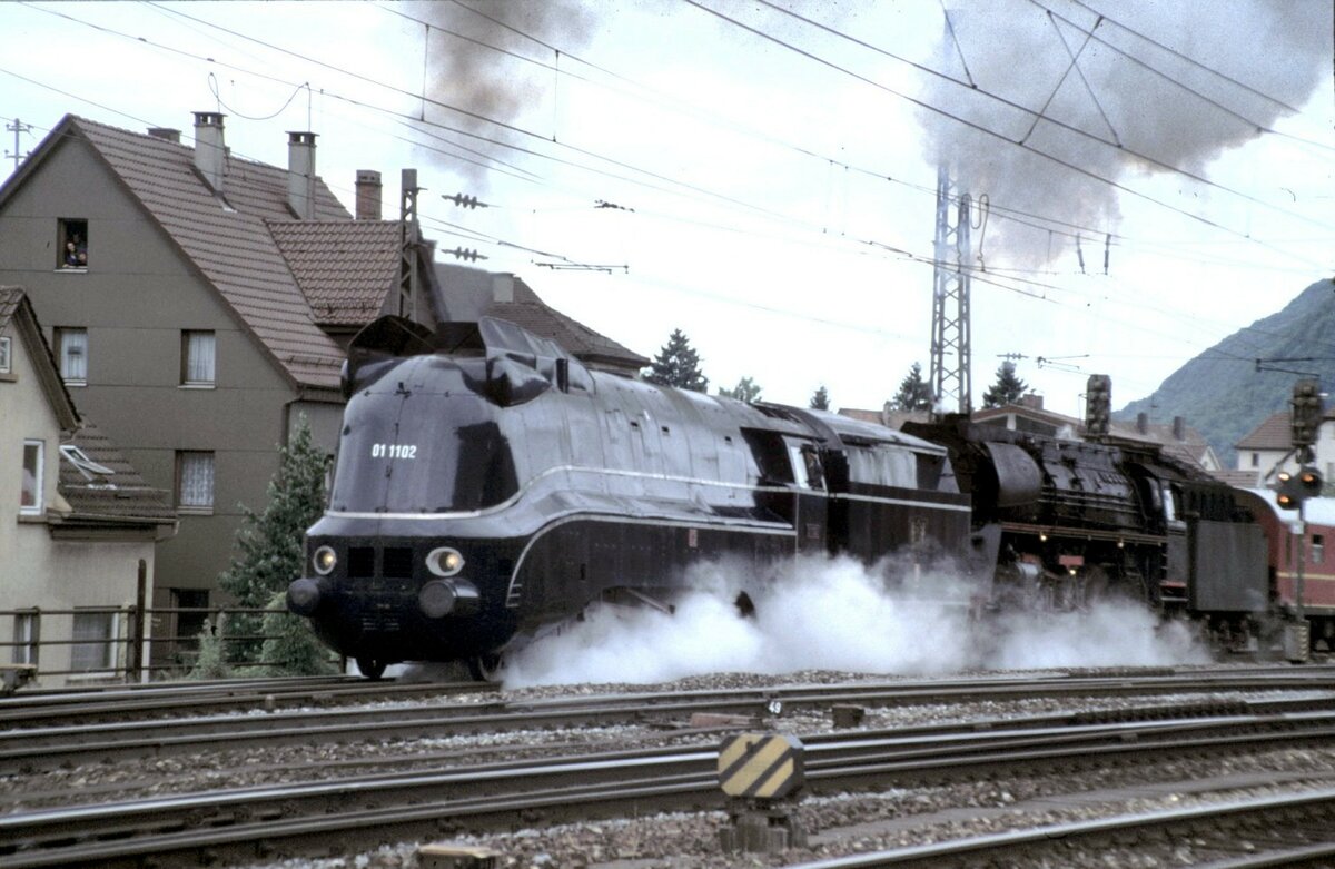 01 1102 und 01 519 fahren mit dem Sonderzug aus Geislingen/Steige aus am 07.07.1996.