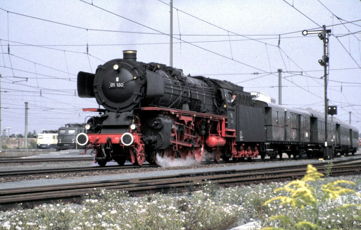 01 150 mit Eilzug bei der Parade zum Jubiläum 150 Jahre Deutsche Eisenbahn in Nürnberg am 14.09.1985.