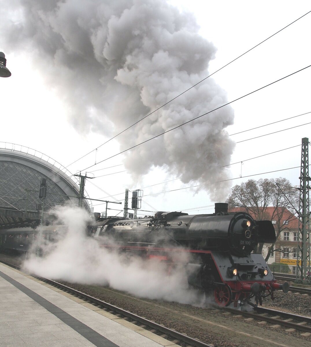 03 1010 fährt mit Sonderzug aus Dresden Hbf aus am 15.04.2016.
