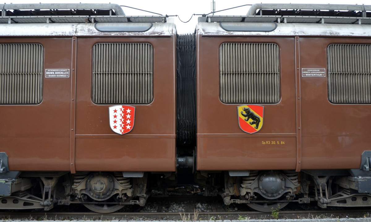 100 Jahre BLS: Kantonswappen an der Seitenfront der BLS Doppellokomotive Ae 8/8 273  (29.06.2013).
Auf den festgekuppelten Seiten der beiden Teileinheiten wurde auf einen F�hrerstand verzichtet und anstelle dessen ein mit Faltbalg gesch�tzter �bergang eingerichtet. Diese Bauform brachte die so entstandene, achtachsige Doppellokomotive auf eine L�nge von �ber 30 m.