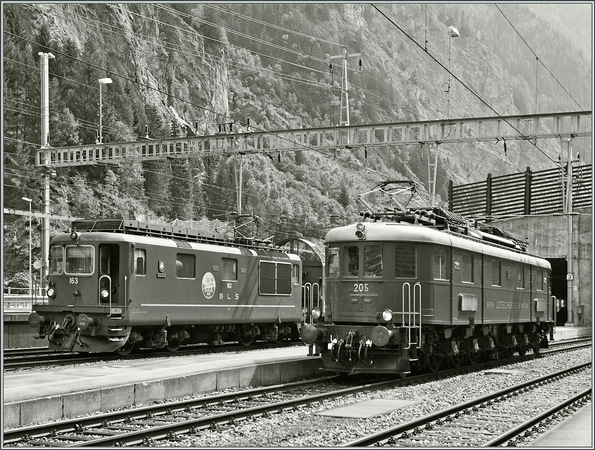 100 Jahre BLS: Re 4/4  Grenchen  und Ae 6/8 205 in Goppenstein.
Je zu ihrer Epoche pr�gten diese Loks das Erscheinungsbild der BLS.
7. Sept. 2013