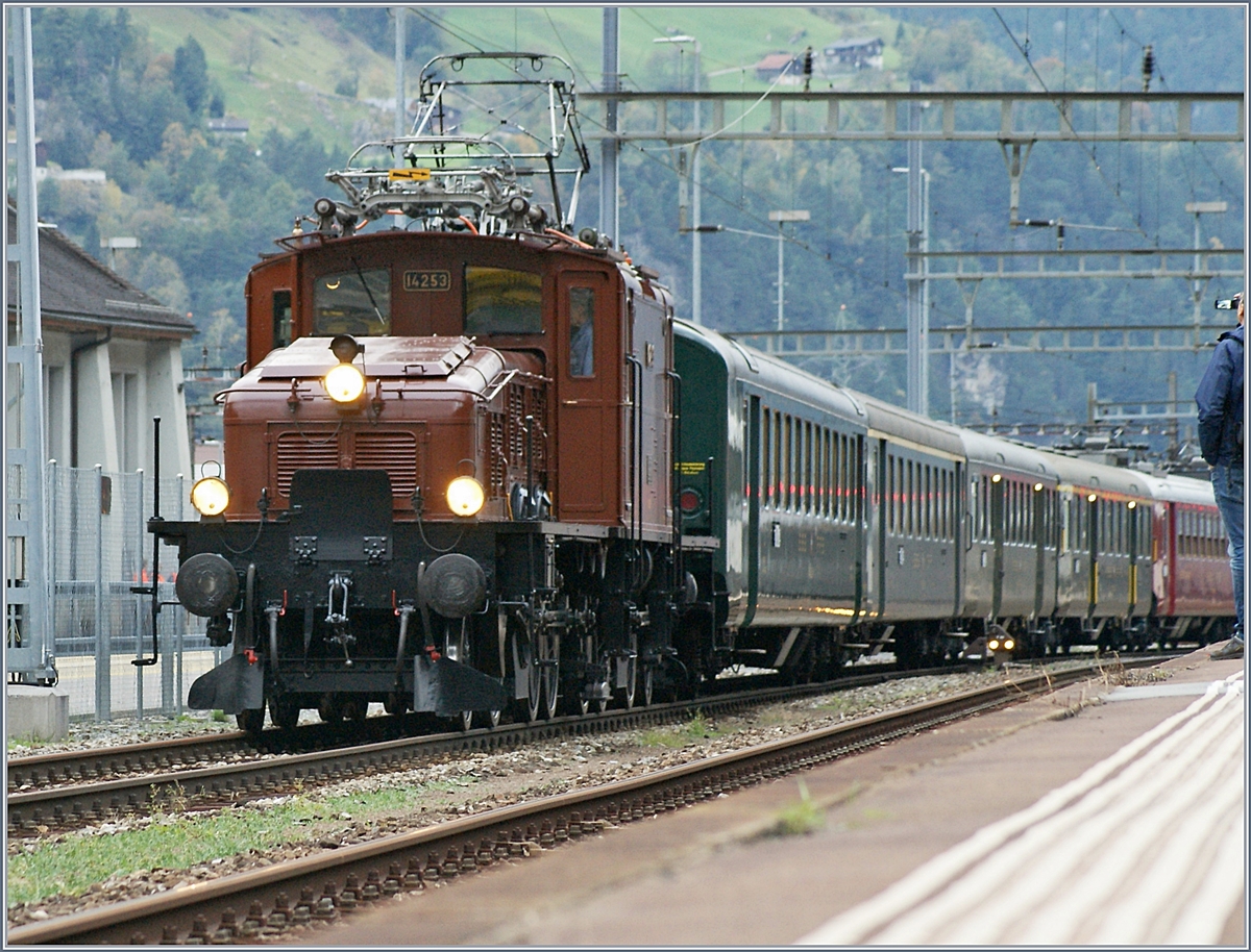 100 Jahre Krokodil. Die 100 jährige SBB Historic Ce 6/8 II 14253 (91 85 4601 253-8) steht mit ihren zehn Wagen in Erstfeld in Erwartung der grossen Fahrt über den Gotthard nach Bellinzona. Obwohl mehr in der Maschine steckt, als man ihre ansieht, denn es ist eigentlich eine Be 6/8 II, werden ihr für die Geburtstagsfahrt zwei weitere Krokodile beigestellt. 

19. Oktober 2019