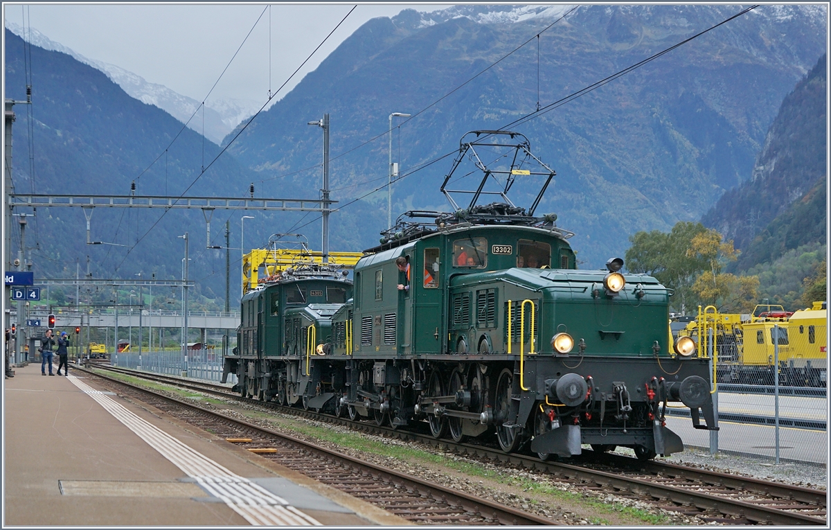 100 Jahre Krokodil: Die beiden grünen Krokodile, die SBB Historic Ce 6/8 III 14305 (91 85 4601 305-6) und die bei der SOB eingestellte Be 6/8 III 13302 (91 85 4601 302-3) haben das Depot verlasen und sind nun auf der Rangierfahrt zur Ce 6/8 II mit ihrem langen Extrazug, welcher mittlerweile auf Gleis 1 aufgestellt wurde.

19. Okt. 2019