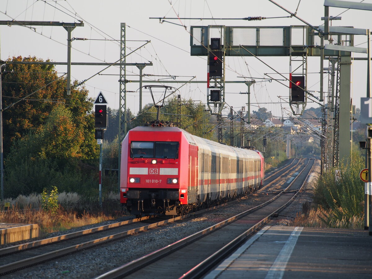 101 010-7 und 101 033-9 im Sandwich mit IC bei Burgau am 09.10.2021.