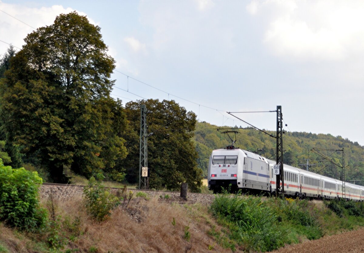 101 057-8 weiß mit blauem Streifen und Beschriftung IC Europa in Amstetten am 10.09.2023.