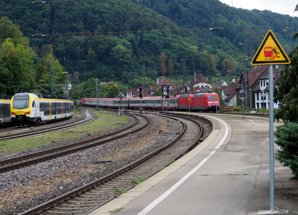 101 087-5 mit ÖBB EC und angehängten 2x 101 065-1 und einer anderen 101 im Schlepp in Geislingen Steige am 02.10.2021.
