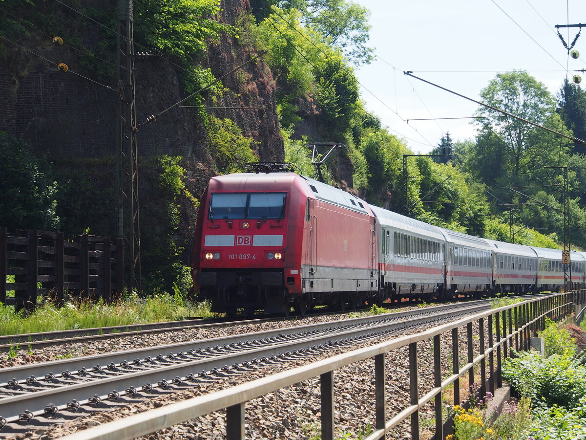 101 097-4 auf der Geislinger Steige am 22.06.2014.