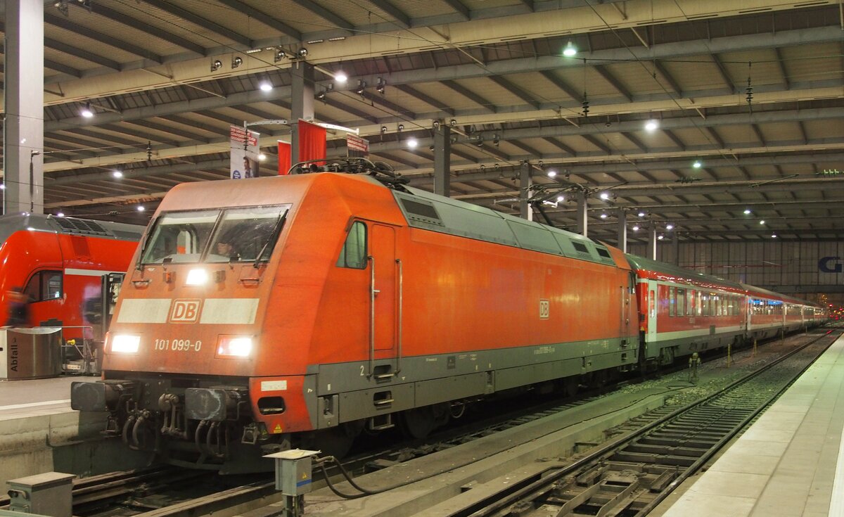 101 099-0 mit Nahverkehrszug in München Hbf am 09.11.2004.
