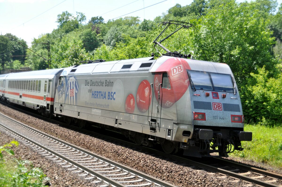 101 144-4 mit Werbung für Hertha BSC bei Ulm am 06.06.2013.