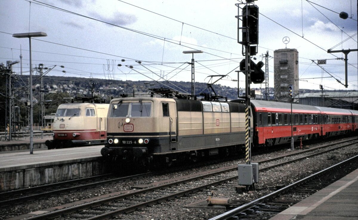 103 126-9 und 181 225-4 mit ÖBB EC in Stuttgart im Oktober 1993.