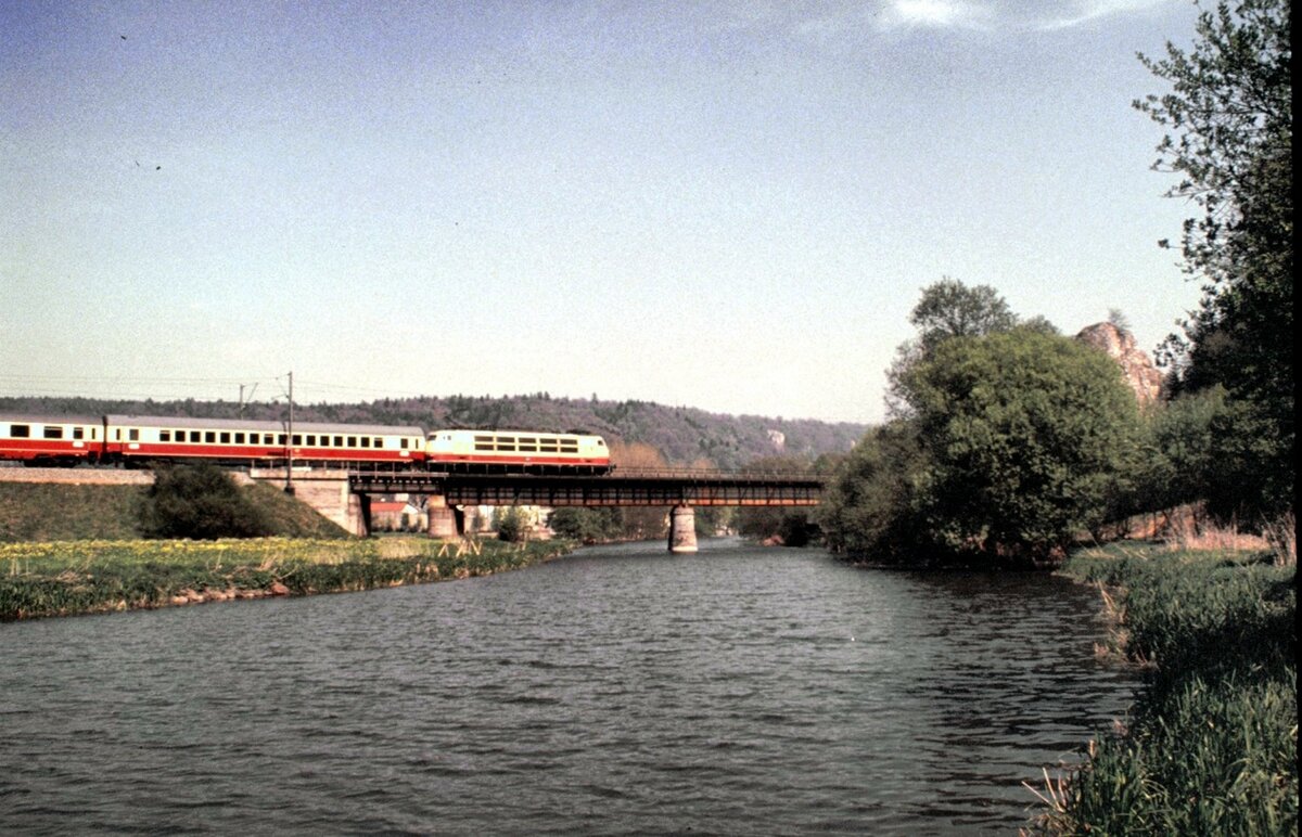 103 mit IC Erasmus überquert auf der KBS 990 Treuchtlingen-München die Altmühl im gleichnamigen Tal am 09.05.1981.