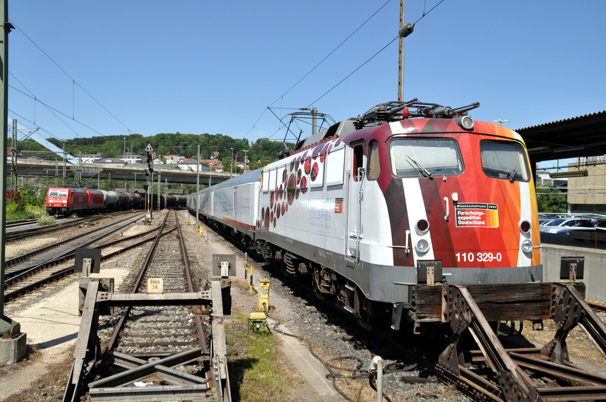 110 329-0 mit dem Science Express in Ulm am 26.07.2009.