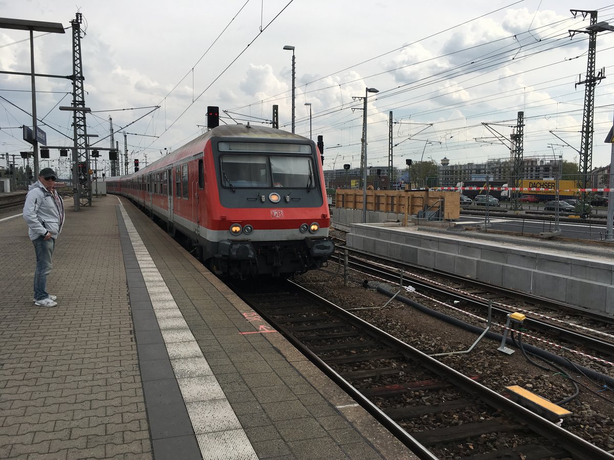 111 042 schiebt eine 5 Wägige n Wagen Garnitur aus der Abstellung in Mannheim Hbf.

Nach Richtungswechsel und kleiener Pause fährt sie als Rb 38855 nach Karlsruhe Hbf.