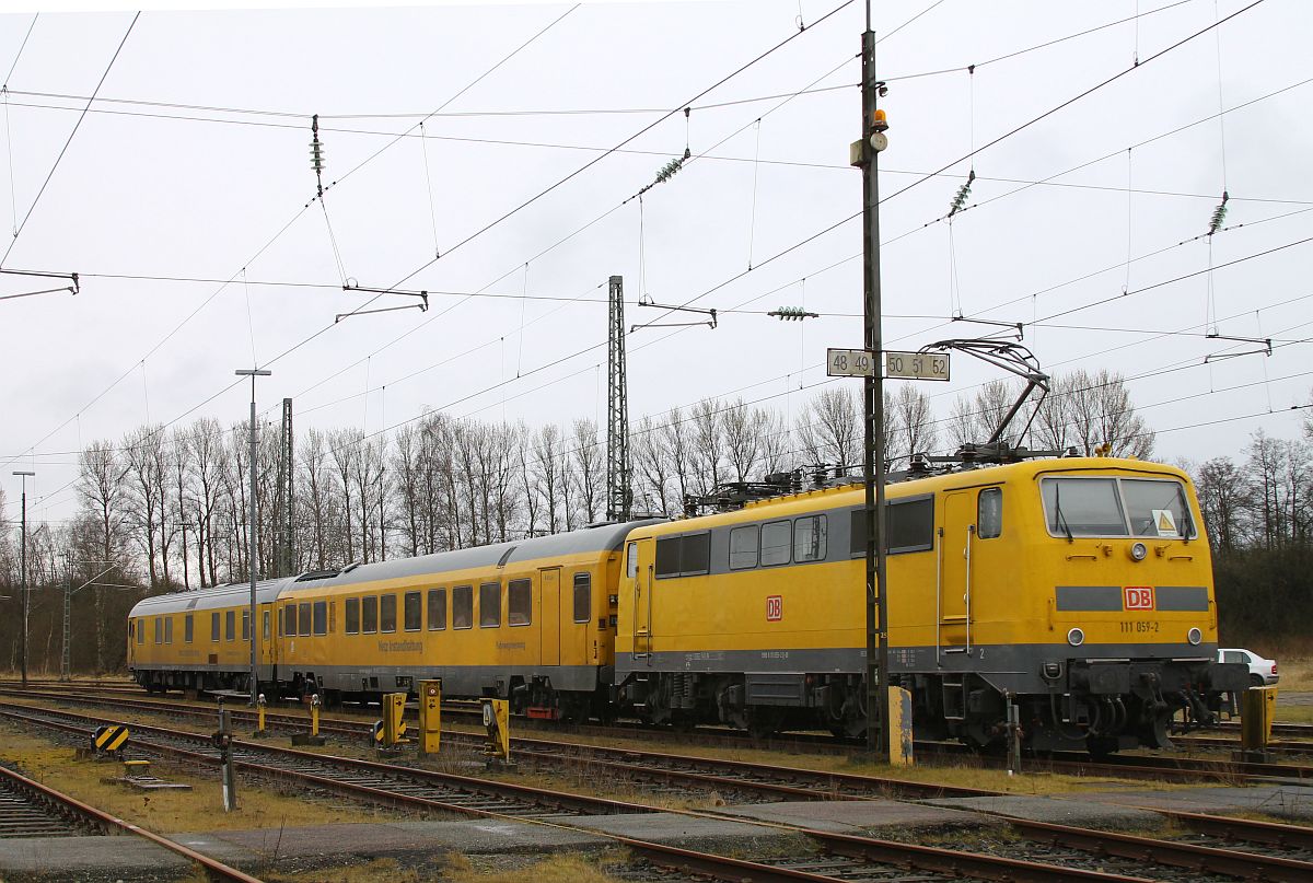 111 059 mit Netz Instandhaltungs Fahwegeme�zug, aufgenommen im ehemaligen Bw Flensburg 30.03.2022