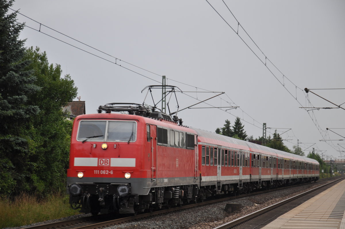 111 062-6 war am 11.07.2017 auf der Riedbahn unterwegs. Hier fährt sie gegen 19:20 Uhr mit ihrem RE70 durch Riedstadt-Wolfskehlen, als ich sie dann dort ablichten konnte.