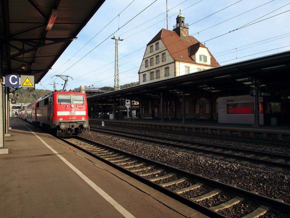 111 076 mit Doppelstockwagen in Esslingen am 27.10.2019.