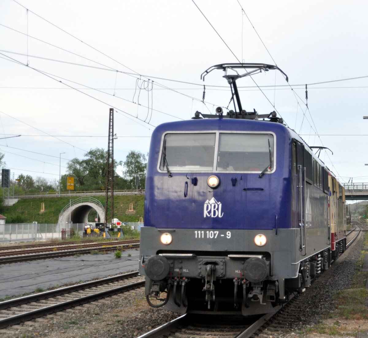 111 107-9 der RBL in G�nzburg, gemeinsam mit Smart rail 111 057-6 oder 111 216 am 28.04.2024.