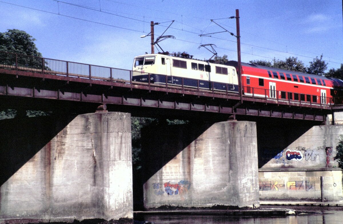 111 202-8 mit Doppelstockzug und 2 angelegten Pantographen auf Donaubrücke bei Ulm am 06.09.2001.