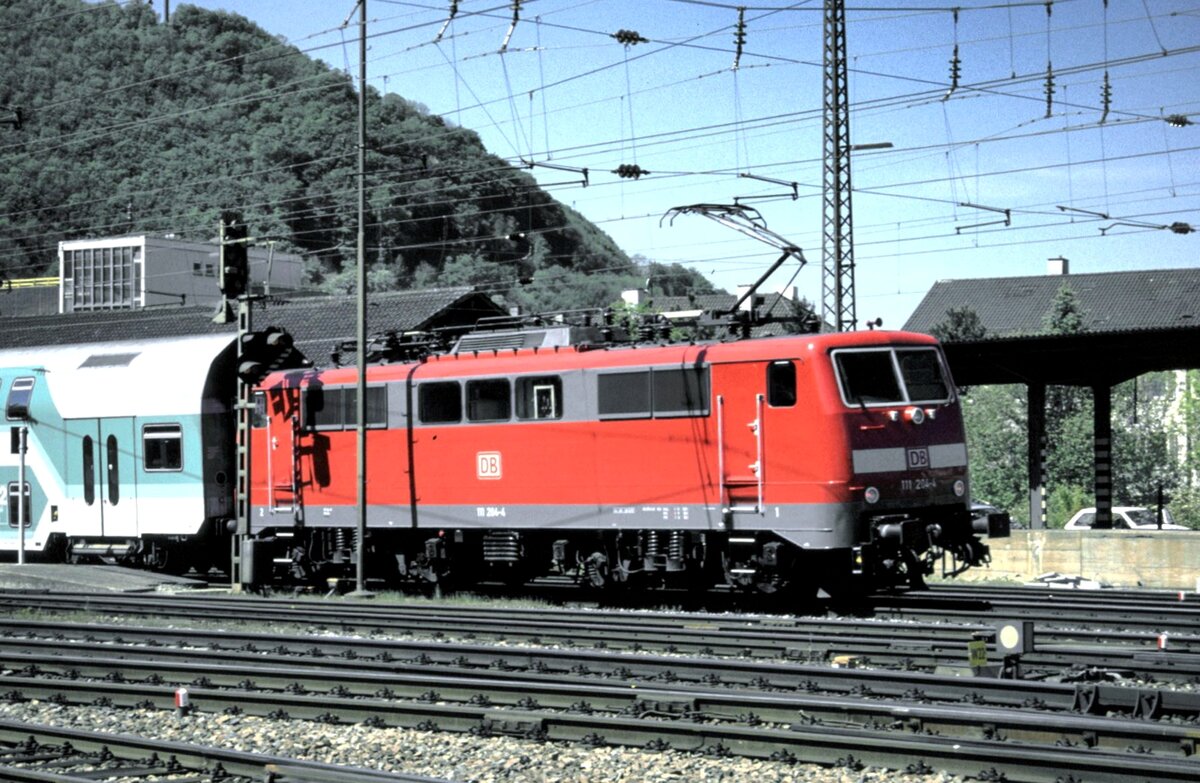 111 204-4 mit Doppelstockzug (mintgrün) in Geislingen Steige am 17.05.2002.