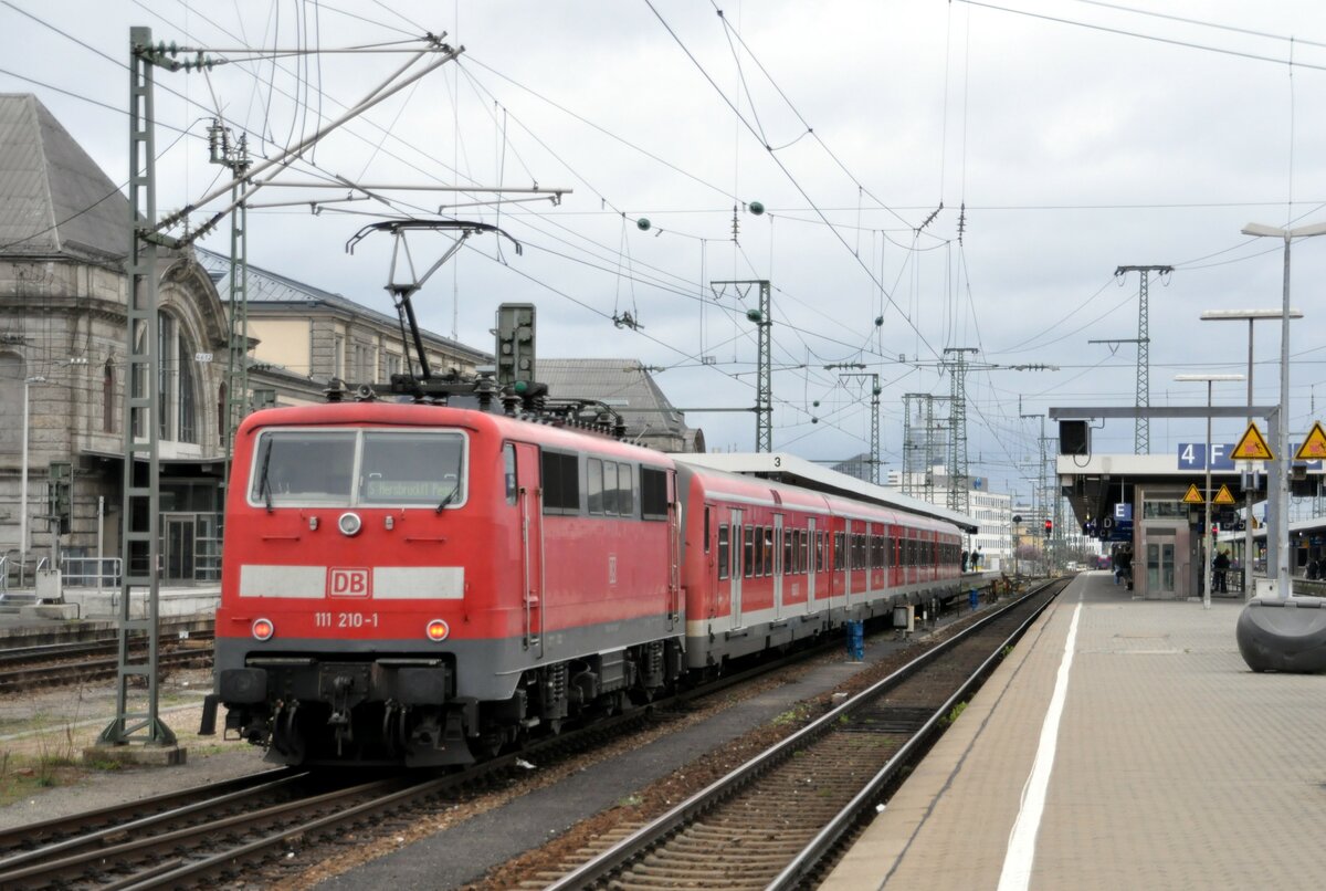 111 210-1 mit Nahverkehr, hier die Lok am Zugende in N�rnberg am 04.04.2011.