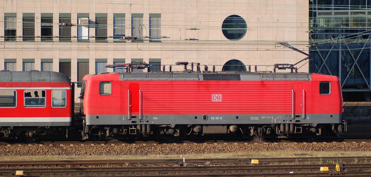 112 131-8 mit Nahverkehrszug in Hannover Hbf am 15.04.2007.