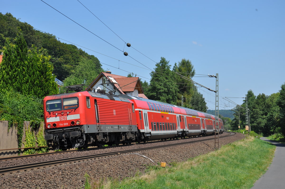 114 009 erreicht am 27.07.2018 mit ihrer RB51 den Bahnhof Haitz-Höchst.