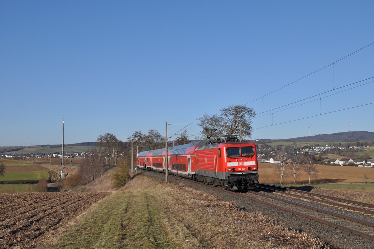 114 021 war am Nachmittag des 01. März 2021 als RE20 auf dem Weg von Limburg nach Frankfurt Hbf und wurde dabei bei Würges fotografiert.
An diesem Tag wurden insgesamt 4 von 9 Umläufen mit Lokomotiven der Baureihe 114 gefahren. Aufgrund ihres (weitgehends) verlorenen Einsatzgebietes auf der Kinzigtalbahn (Frankfurt - Wächtersbach - Fulda) und der Abstellung von Loks der Baureihe 143, kommt es vermehrt zu Einsätzen der Baureihe 114. Mitte April sollen dann auch die neuen 146.1er auf der Main-Lahn-Bahn eingesetzt werden. 