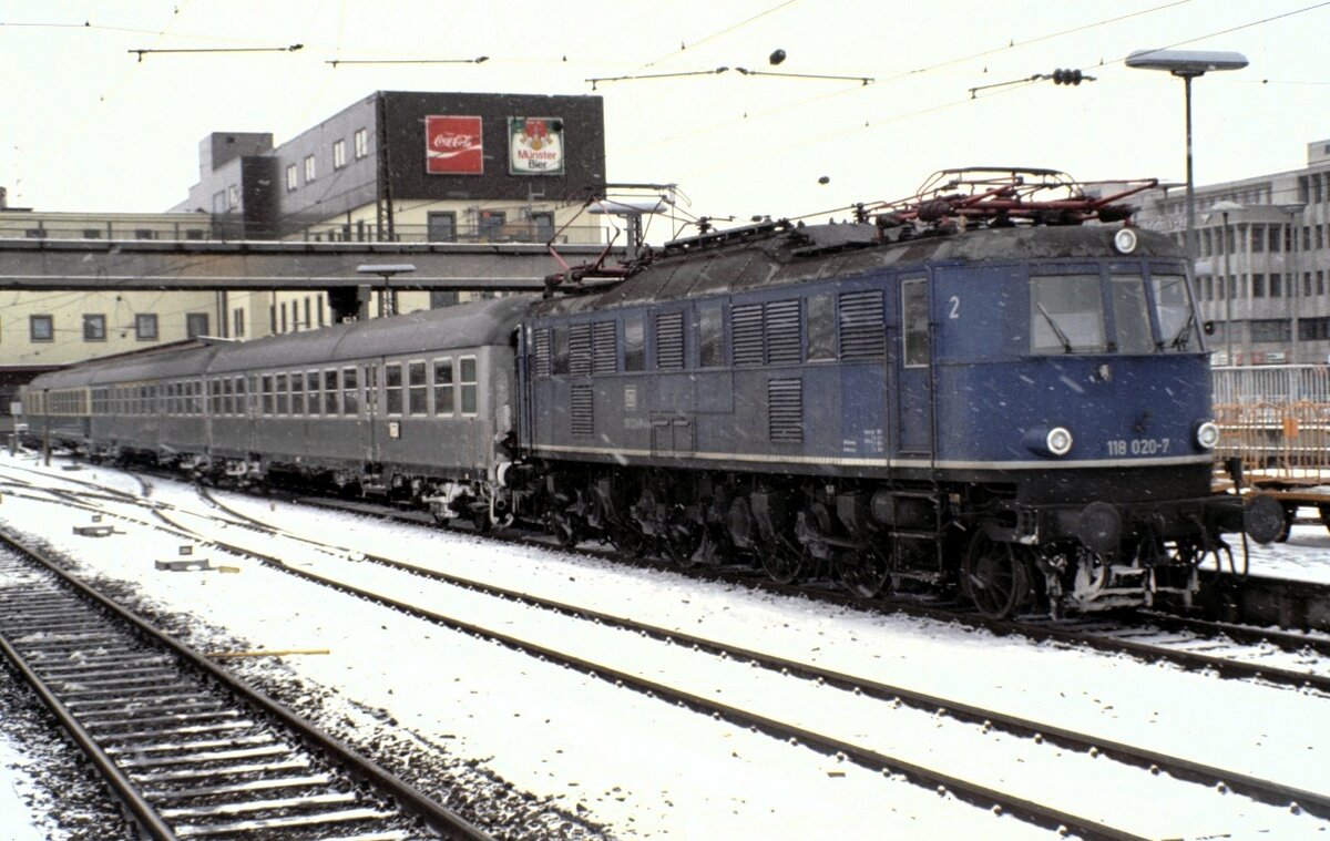 118 020-7 mit Silberlingen in Ulm abfahrbereit nach Regensburg am 22.11.1980.