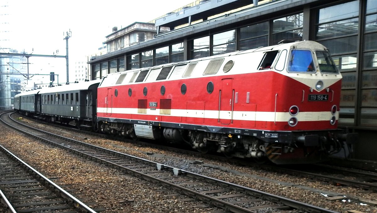119 158-4 mit Sonderzug im Bahnhof Zoologischer Garten Berlin am 14.05.2017.